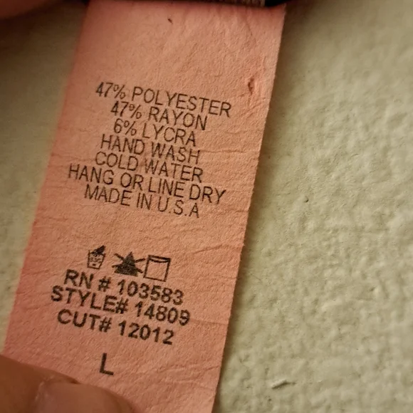 Red decorative tshirt in size Large - Picture 4 of 5